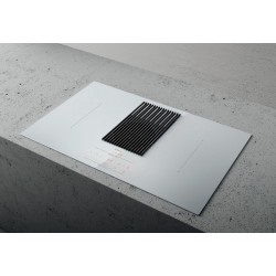 Biała płyta indukcyjna z wagą i pochłaniaczem