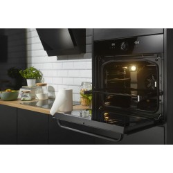 Czarny piekarnik w zabudowie, drzwi otwarte