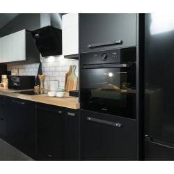 Czarny piekarnik zabudowany w słupku