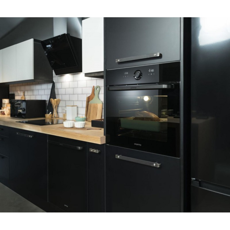 Czarny piekarnik zabudowany w słupku