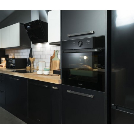 Czarny piekarnik zabudowany w słupku