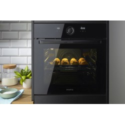 Czarny piekarnik podświetlenie wnętrza.